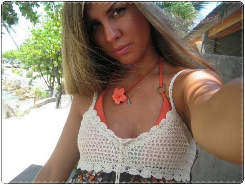 Частные снимки молодых телок загорающих с голыми сиськами 2 фотография