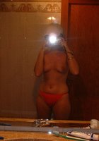 Любовники развлекаются топлесс у бассейна 1 фото Любовники развлекаются топлесс у бассейна 1 фото