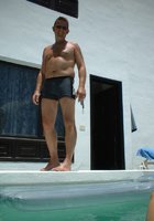 Любовники развлекаются топлесс у бассейна 7 фото Любовники развлекаются топлесс у бассейна 7 фото