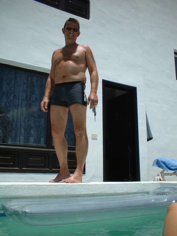 Любовники развлекаются топлесс у бассейна 7 фотография