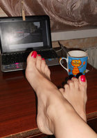 Девушки показывают красивые ступни крупным планом 3 фото