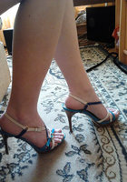 Девушки показывают красивые ступни крупным планом 10 фото