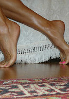 Девушки показывают красивые ступни крупным планом 13 фото