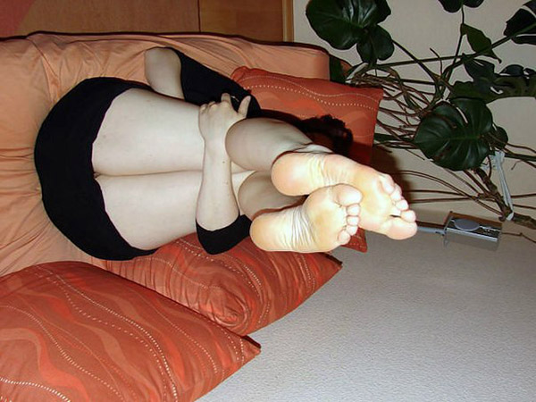 Девушки показывают красивые ступни крупным планом 9 фотография