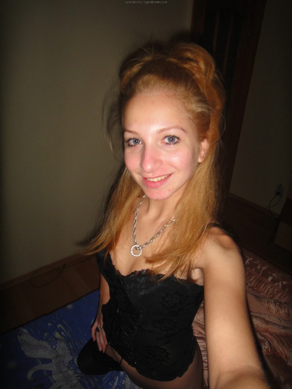 Худая мамка разделась перед любовником 12 фотография