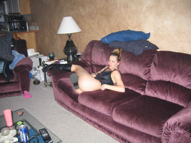 Дама сосет и дрочит себе одновременно 3 фотография