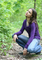 Губастая красотка раздевается и светит телом с платком на тропе 2 фото Губастая красотка раздевается и светит телом с платком на тропе 2 фото