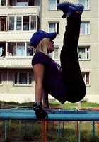 Спортивная девушка делает упражнения на улице 2 фото Спортивная девушка делает упражнения на улице 2 фото