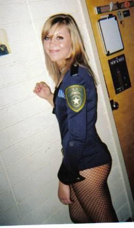 Любовница разделась и хвастается писькой на кровати 18 фотография