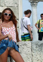 Рыжая показывает большой клитор в публичных местах 5 фото