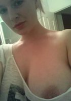 Брюнетка лежит на кровати, раздвинув ноги 37 фото