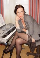 Брюнетка лежит на кровати, раздвинув ноги 20 фото