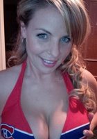 Брюнетка лежит на кровати, раздвинув ноги 10 фото