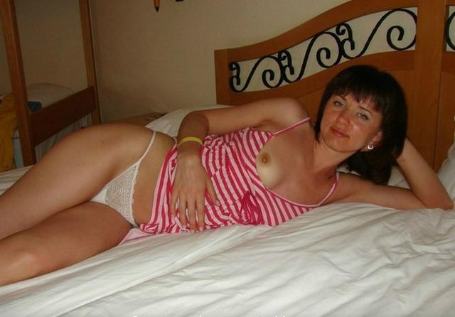 Брюнетка лежит на кровати, раздвинув ноги 15 фотография