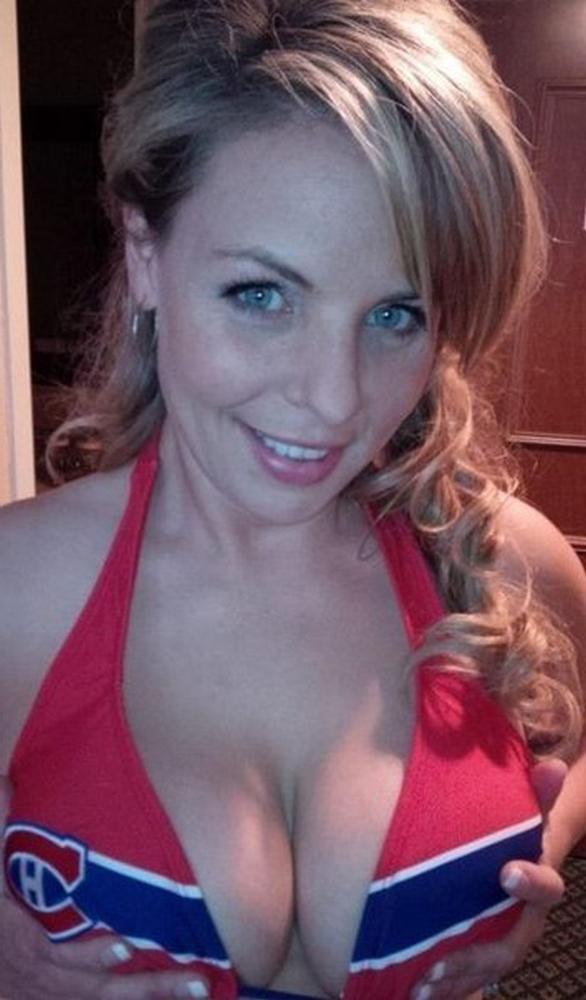 Брюнетка лежит на кровати, раздвинув ноги 10 фотография