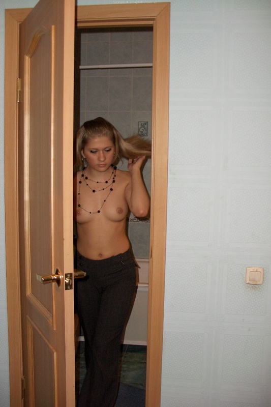 Необычные позы сексуальной девушки 1 фотография