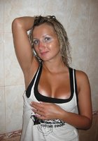 Загоревшая блондинка позирует в душе и на пляже 8 фото Загоревшая блондинка позирует в душе и на пляже 8 фото