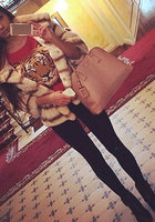 Красивая шатенка вышла на прогулку без белья 7 фото Красивая шатенка вышла на прогулку без белья 7 фото