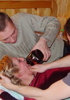 Парни напоили даму и отодрали ее в два хуя на даче 5 фото Парни напоили даму и отодрали ее в два хуя на даче 5 фото