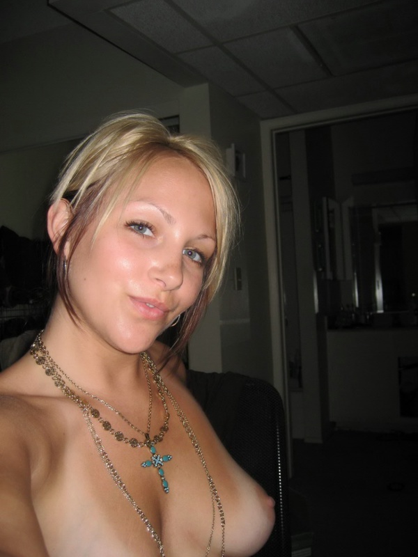 Загорелая блондинка мастурбирует на супружеском ложе 2 фотография