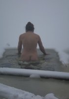 Дамы без купальника окунаются зимой в прорубь 9 фото Дамы без купальника окунаются зимой в прорубь 9 фото