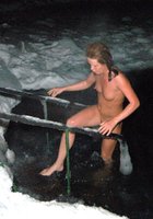 Дамы без купальника окунаются зимой в прорубь 3 фото Дамы без купальника окунаются зимой в прорубь 3 фото