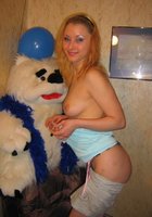 Молодая девушка принимает в комнате эффектные позы 7 фото Молодая девушка принимает в комнате эффектные позы 7 фото