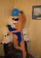 Молодая девушка принимает в комнате эффектные позы 12 фото Молодая девушка принимает в комнате эффектные позы 12 фото