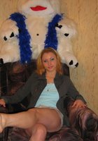 Молодая девушка принимает в комнате эффектные позы 1 фото Молодая девушка принимает в комнате эффектные позы 1 фото