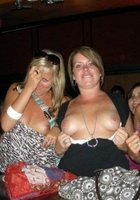 Смелые леди на отдыхе обнажают не загоревшие сиськи 6 фото Смелые леди на отдыхе обнажают не загоревшие сиськи 6 фото