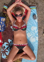 Блонда моется под душем после отдыха на пляже 2 фото Блонда моется под душем после отдыха на пляже 2 фото