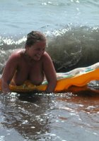 Молодая пара любит загорать на пляже голой 26 фото