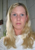 В квартире блондинка с отросшими корнями делает минет сожителю 3 фото В квартире блондинка с отросшими корнями делает минет сожителю 3 фото