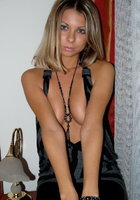 Голая блондинка с красивыми сиськами и пирсингом на пупке 2 фото Голая блондинка с красивыми сиськами и пирсингом на пупке 2 фото