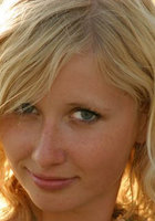 Молоденькая блондинка раздевается в саду 1 фото Молоденькая блондинка раздевается в саду 1 фото