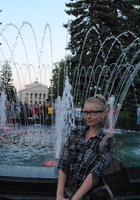 Молоденькая блондинка раздевается в саду 8 фото Молоденькая блондинка раздевается в саду 8 фото