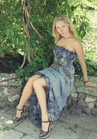 Молоденькая блондинка раздевается в саду 9 фото Молоденькая блондинка раздевается в саду 9 фото