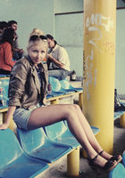 Молоденькая блондинка раздевается в саду 6 фото Молоденькая блондинка раздевается в саду 6 фото