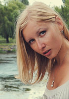 Молоденькая блондинка раздевается в саду 4 фото Молоденькая блондинка раздевается в саду 4 фото