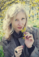 Молоденькая блондинка раздевается в саду 7 фото Молоденькая блондинка раздевается в саду 7 фото