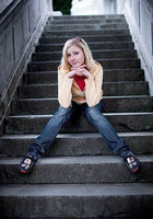 Молоденькая блондинка раздевается в саду 5 фото Молоденькая блондинка раздевается в саду 5 фото