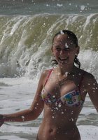 Брюнетка плавает на берегу моря голая и отдыхает на пляже 3 фото Брюнетка плавает на берегу моря голая и отдыхает на пляже 3 фото