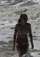 Брюнетка плавает на берегу моря голая и отдыхает на пляже 8 фото Брюнетка плавает на берегу моря голая и отдыхает на пляже 8 фото