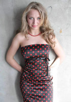 Грудастая чика в черном платье в горошек на фоне стены светит мохнаткой и бюстом 2 фото Грудастая чика в черном платье в горошек на фоне стены светит мохнаткой и бюстом 2 фото