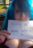 Неформалка демонстрирует грудь в комнате 10 фото Неформалка демонстрирует грудь в комнате 10 фото