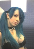 Неформалка демонстрирует грудь в комнате 1 фото Неформалка демонстрирует грудь в комнате 1 фото