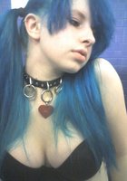 Неформалка демонстрирует грудь в комнате 2 фото Неформалка демонстрирует грудь в комнате 2 фото