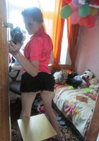 Цыпочка с пирсингом в пупке делает селфи в комнате 2 фото Цыпочка с пирсингом в пупке делает селфи в комнате 2 фото