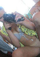 Цыпочка с пирсингом в пупке делает селфи в комнате 6 фото Цыпочка с пирсингом в пупке делает селфи в комнате 6 фото