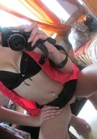 Цыпочка с пирсингом в пупке делает селфи в комнате 10 фото Цыпочка с пирсингом в пупке делает селфи в комнате 10 фото